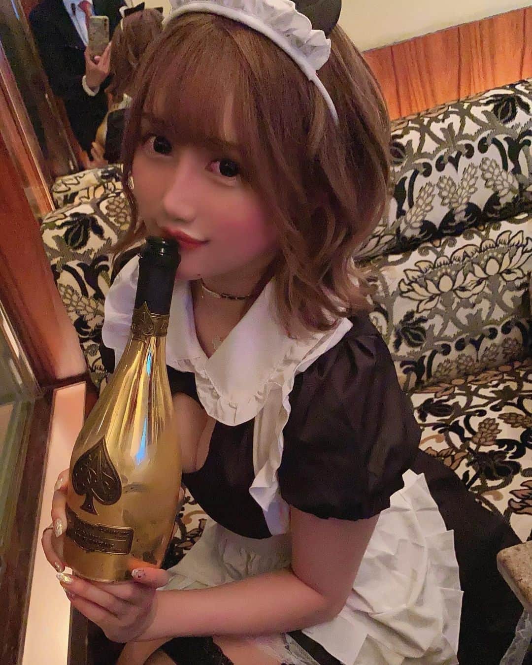 SEIRAのインスタグラム：「ハロウィン🎃 メイドさんのコスプレさせて 頂いていました~☺️✨ 私の無茶ぶりに答えてくれて、 一緒に笑って協力してくれる BJのお店の方々黒服さん達が 大好きです☺️✨✨ いつもありがとうございます❕☺️💕  #キープグループ #ニュークラブ #キャバクラ #ホステス #キャバ嬢 #北海道 #札幌 #さっぽろ #すすきの #ススキノ #歌舞伎町 #北新地 #錦 #中洲 #followme #likeforlikes #l4l #followforfollow #f4f #ledwine#pinotnoir#」