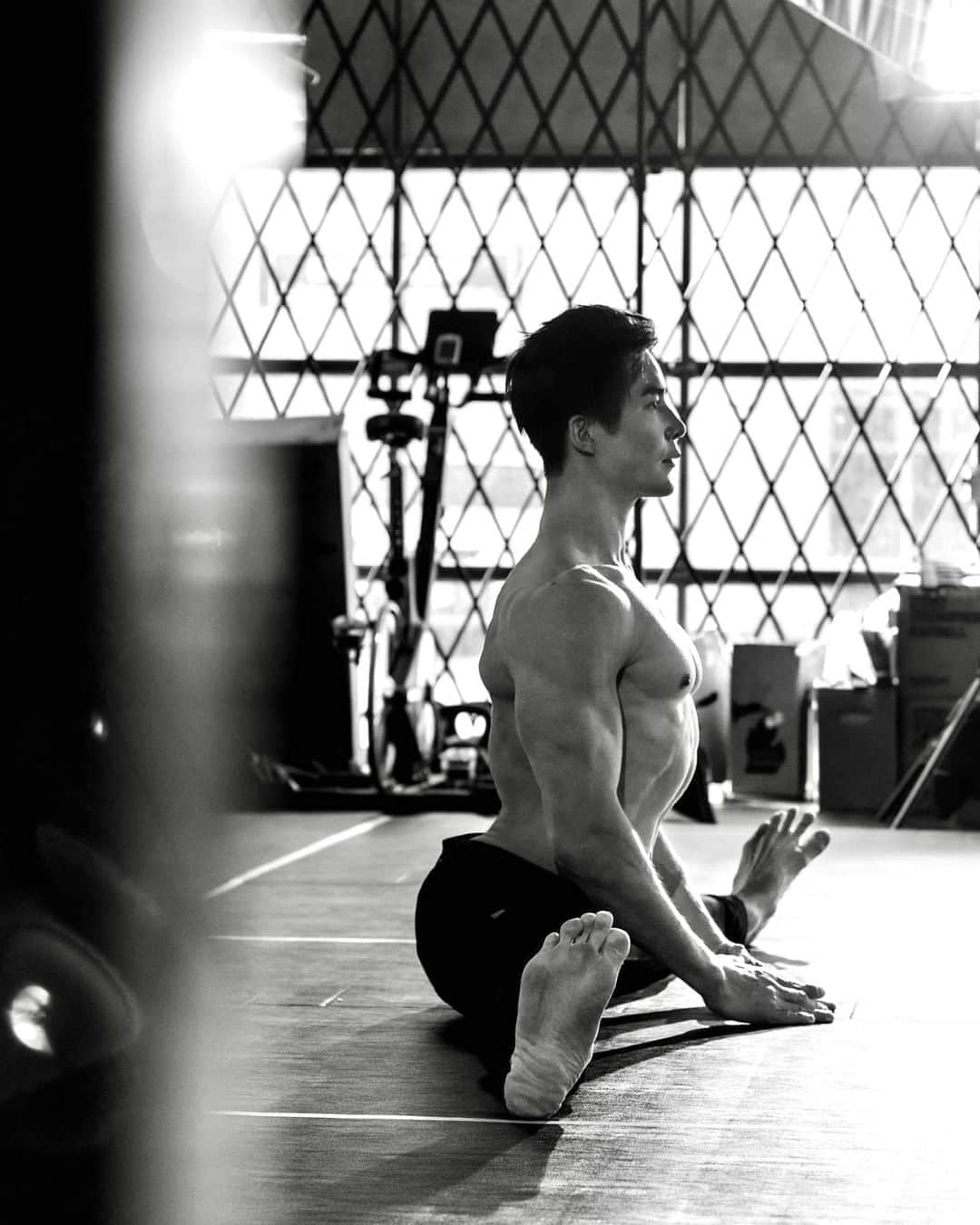ルーディ・リンのインスタグラム：「When I was a kid, a sure fire way to get me outta bed on time was my mum cranking my leg to my forehead while I was still half asleep.   When enough was enough, I decided to secretly stretch everyday until I could do the splits. It took 3 whole months and I thought I’d finally shown her the depth of my slothful resolve.   In the end though, she still got the last laugh by buying an alarm clock. Touché.」