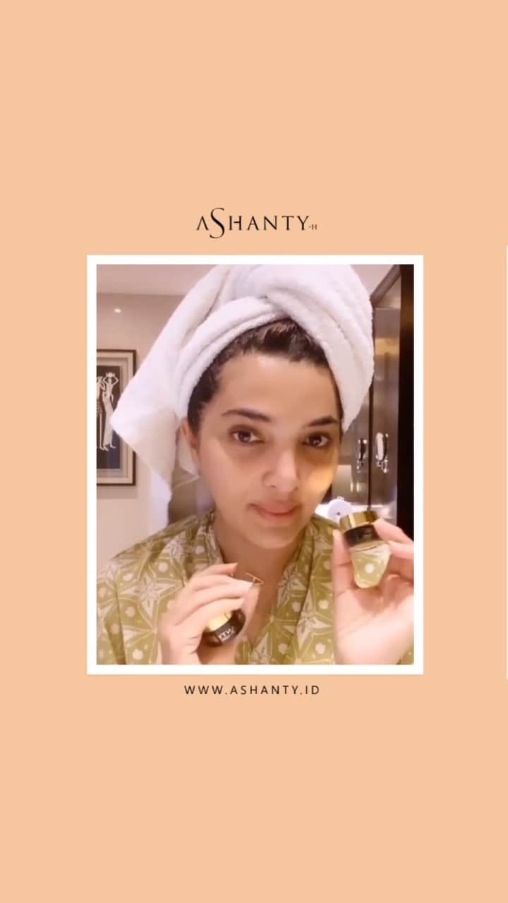 ASHANTY BEAUTY CREAM OFFICIALのインスタグラム：「Merawat dan menutrisi kulit wajah hingga lapisan terdalam membuat wajah lebih sehat, cerah berseri, lembut, lembab, kencang dan kenyal 🖤  _____________________________ Informasi dan pemesanan  Ashanty Beauty Cream Chat Via WA : WA: 081293823950 WA: 081287388885 WA: 087778489900 WA: 085781140354 ⚡️ Fast Respons Click Link On Bio Instagram @ashantyid ❣️ ______________________________ #ashantybeautycream #creamashanty #skincareashanty #skincare #skincareartis #skincarelokal #creamwajah #creamperawatanwajah #obatjerawat #jerawat #kosmetik #krimwajah #creamwajah #whiteningcream #ashantyid #ashanty」