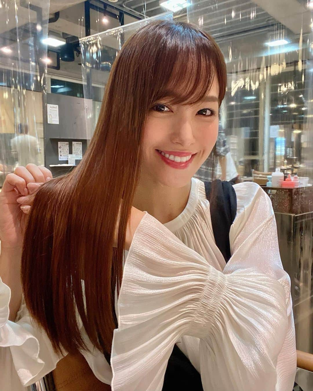 鷲見玲奈さんのインスタグラム写真 - (鷲見玲奈Instagram)「. 昨日はヘアケアをしに美容院へ。 最近乾燥によるパサつきが気になっていたので、髪質改善トリートメントをしてもらってきました✨ . うるうるツヤツヤにしてもらえて大満足です🐰🤍 こんなに綺麗にしてもらうと、切るのが勿体なく思えてきちゃいますね！笑 . @u_realm_kento さん、ありがとうございました😌 . . @urealm_omotesando  #ユーレルム #urealm  #美容院 #トリートメント #髪質改善トリートメント #美髪ケア  #ヘアケア #うるうる #つやつや」11月3日 11時37分 - sumi__reina