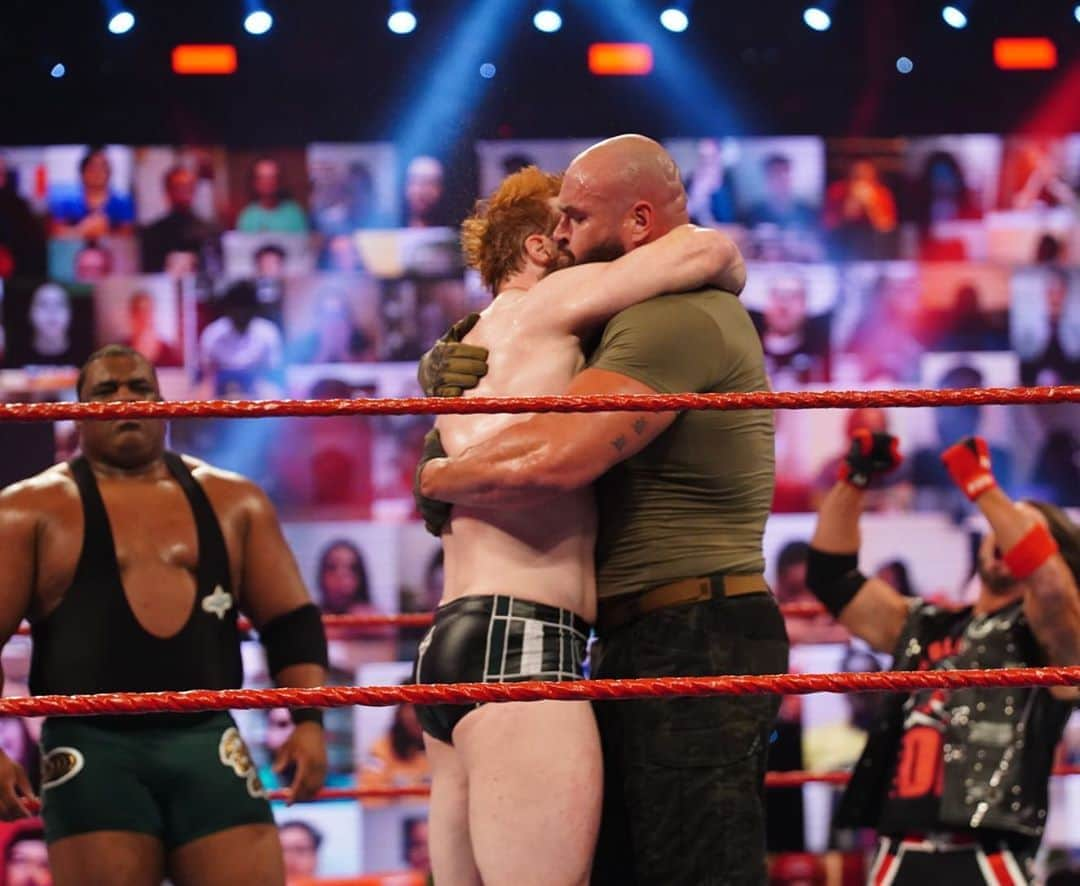 WWEさんのインスタグラム写真 - (WWEInstagram)「#BraunStrowman and @wwesheamus hug it out and set their differences aside for #SurvivorSeries.... Just kidding. 🙃 “captain” @ajstylesp1 has his work cut out for him.  #WWERaw」11月3日 11時40分 - wwe