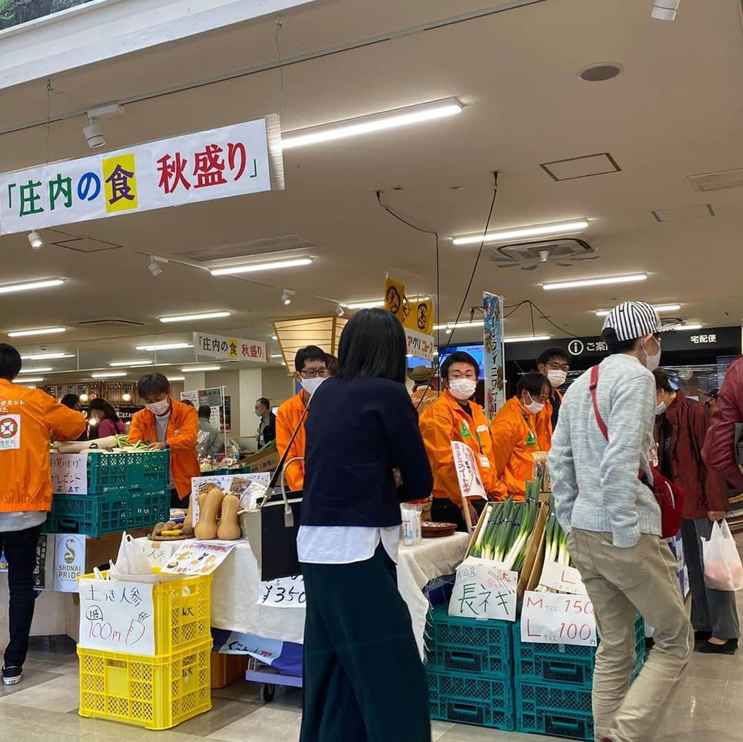 三浦友加さんのインスタグラム写真 - (三浦友加Instagram)「今日は山形市　ぐっと山形で ミウラのユカレーの薬膳精進カレーのレトルト販売させて頂いております。 今年一年、山形大学の食と農のビジネス塾を受講しておりまして、皆さんとご一緒に様々な農産物や加工品販売実習を17時くらいまで開催の予定です。お近くの方、ぜひお越し下さいのぅ！https://www.yamagata-bussan.co.jp #山形大学 #ぐっと山形　#ミウラのユカレー」11月3日 11時41分 - miurayuka