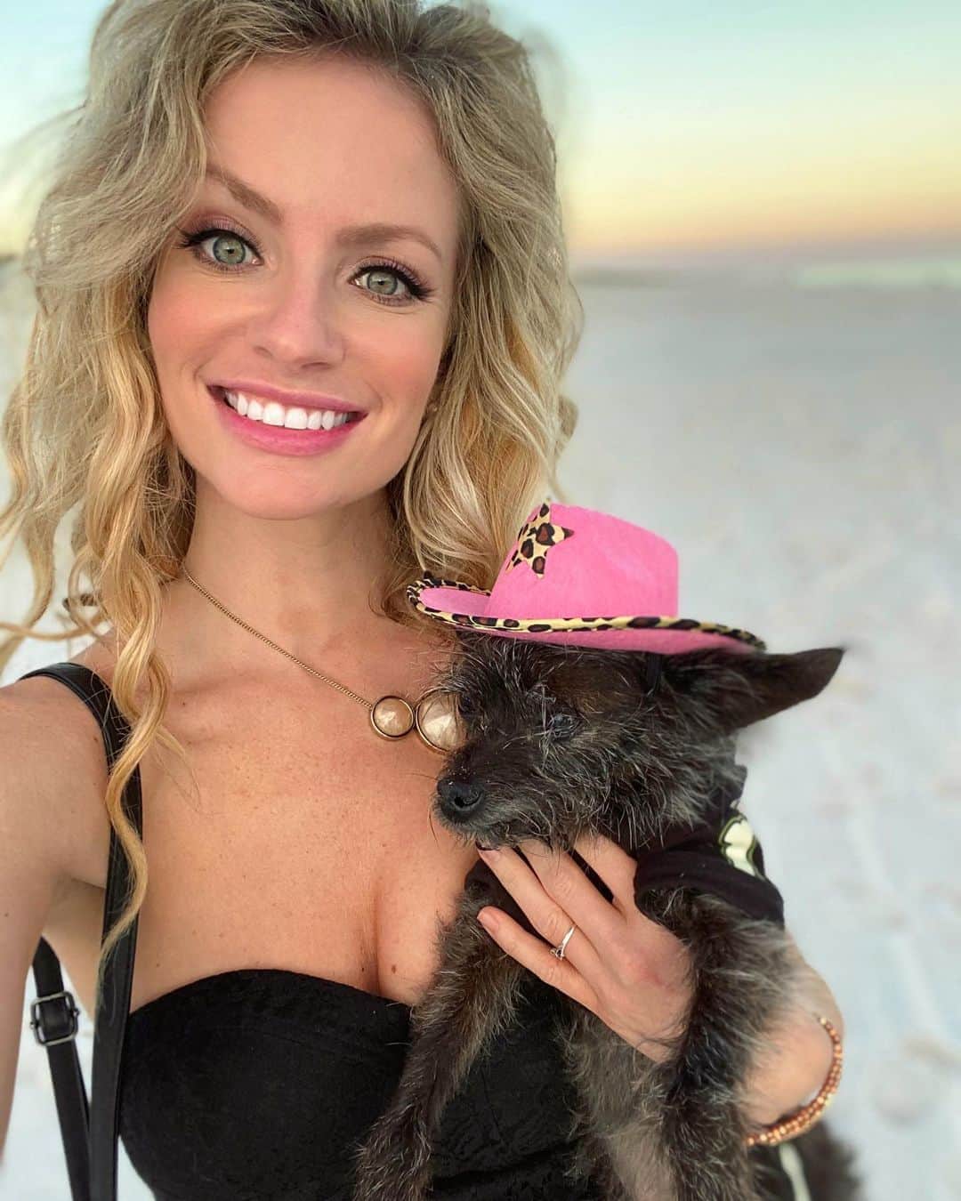コーディー・レニー・キャメロンさんのインスタグラム写真 - (コーディー・レニー・キャメロンInstagram)「Live laugh love.... & fuck shit up 😜  ——————————————————- What a lovely little wedding on the beach for @horusfoxx & @freakonaleash0 💍🎩 @heyitscheetoh looking superfly as always rockin’ her pink cowgirl hat from @walmart #arsenic #babe #beach #doglovers」11月3日 11時52分 - heyitscodee