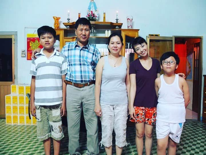 野村佑香さんのインスタグラム写真 - (野村佑香Instagram)「ベトナムといえばの、 『アオザイ』🇻🇳⭐️  写真2枚目の出会った家族にお下がりをいただきました❤️  今でも、大切にクローゼットに吊るしてあります👗  実際に自分で体験してみないと分からないことがたくさんあるけれど、アオザイも着てみて初めて分かることがありました。  その歴史もベトナム史と密に結びついています🎀  必見です👀  ぐるっとインドシナ半島3000キロ 豊かさと悲しみの大地を行く 「前編・ベトナム東海岸」  11/4(水)後4:30~Bsプレミアムにて再放送です❤️  #ぐるっと#ぐるっとシリーズ#ベトナム#vietnam #アオザイ#aodài#船旅#再放送」11月3日 11時46分 - nomuyuu