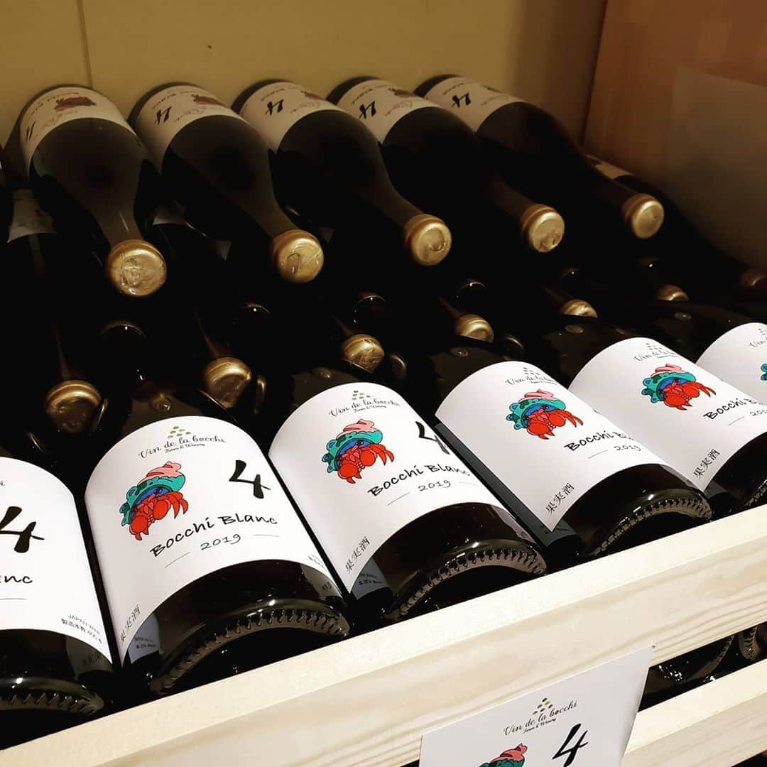 飯田嘉太さんのインスタグラム写真 - (飯田嘉太Instagram)「😋 昨日の中継は ヴァン･ド・ラ・ボッチさんのワイナリーから🍷 目指すのはオール金沢産のワイン✨ ・ ・ ④年ほど前から金沢産のブドウに着手🍇 今年⑨月からワインの醸造を始めました☺️ 来年の今頃には正真正銘 オール金沢産のワインが出来上がります👏 ・ ・ 今日頂いたのは金沢産のブドウで 醸造は富山県にお願いしている赤ワインのNo.5ですが フルーティーで飲みやすかったです😌 今月⑦日から販売です✏  本多さんご家族と記念撮影📷 ※撮影の時だけマスク外しています  #石川テレビ #石川さん #livenews #イット #中継 #ワイン #ワイナリー #ヴァンドラボッチ #醸造 #ピジャージュ #アナウンサー #飯田嘉太  中継ではワイン造りで大切なピジャージュ (かき混ぜる作業)をさせて頂きました🙌 ①年後どんなワインになるのか楽しみです😆」11月3日 11時47分 - kabuto_iida