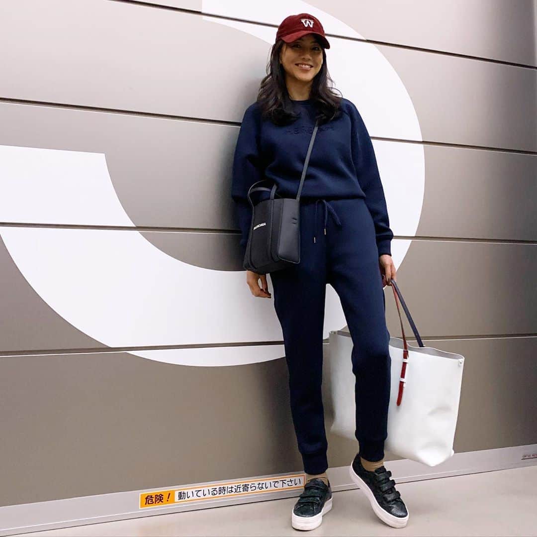 のインスタグラム：「#気持ちいい😊❤️ #マシュマロスゥエット　の上下は 　@hereiam.official  Ｗマークのコーデュロイキャップ　も @newerajapan  わーちゃんスタイル😁 #野沢和香ちゃん  @wakanozawa   この日は #お仕事でスタジオへ #旅にも便利　 先日の沖縄旅で活躍したよ #スポーツ　#フィットネス着　はもちろん👍 #お洒落💕#リラックス着」