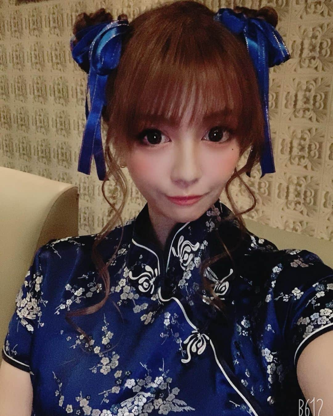 桜木れいなのインスタグラム：「ハロウィン🎃👻は チャイナした🎃❤️❤️ 初めてチャイナしたー🤩🤩🤩  髪型のお団子は1日目と2日目で 違うんだけど お団子わ小ぶりの方が チャイナぽい❤️❤️  みんなともっと 撮る予定だったのになあ😭  #チャイナドレス #チャイナ #ハロウィン #コスプレ #こすぷれ #大阪 #insou #シークレットガーデン西中島 #桜木れいな」