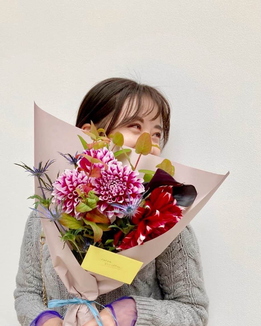 yuco_yoshidaさんのインスタグラム写真 - (yuco_yoshidaInstagram)「先日お花を買いに行くと いつものお店のお姉さんに 好きなの選んでください！と言われ 🤔？？？と思いながらも赤とピンクの 大きいダリアを選んだら、、、マイラブリー @shizukoala3  からプレゼントで承ってるので花束作りますね♡ って、、、😭✨ ・ ・ なんて素敵なサプライズ。 お手紙までありがとう😢❤️ 私、ホント人に恵まれ過ぎてる。。。 賢くて愛嬌たっぷりで明るくて自由で楽しくて 最高なあなたが大好き♡ 出逢ってくれてありがと！！ ・ ・ #花と私  #笑いジワ上等  #bunbunflowers」11月3日 12時01分 - yuco_yoshida