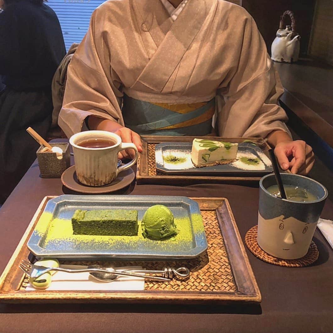旅工房公式さんのインスタグラム写真 - (旅工房公式Instagram)「#京都旅行#京都観光﻿ 今回は、京都にある清水寺周辺のカフェを集めてみました❣️京都ならではの魅力を楽しめる場所をご紹介します😊﻿ ｰｰｰｰｰｰｰｰｰｰｰｰｰｰｰｰｰｰｰｰｰｰｰｰｰｰｰｰｰｰｰｰｰｰｰｰｰｰｰ﻿ ▽お写真ありがとうございます！﻿ ﻿ 1: @m.y__1852 さん﻿ 甘味処「うめぞの茶房」🍡﻿ 飾り羊羹が人気で、常時8〜10種類がショーケースに並んでいるそうです✨﻿ ﻿ 2: @arieru_7124 さん﻿ きなこで描かれた舞妓さんが素敵な「馬鈴」✨﻿ 絵は10種類あり、わらび餅やぜんざいが味わえます🍵﻿ ﻿ 3: @rita_azu さん﻿ 京都初！ボトルチーズケーキ専門店「清水チーズ工房」🧀﻿ こだわりの3層仕立てで、様々な味を楽しめます❣️﻿ ﻿ 4: @_obaa83 さん﻿ 和のデザートやケーキを楽しめる「cafe＆giftshop ten」🍨﻿ 看板メニューは抹茶のレアチーズケーキ✨﻿ 作家ものの器も可愛いですね💕﻿ ﻿ ｰｰｰｰｰｰｰｰｰｰｰｰｰｰｰｰｰｰｰｰｰｰｰｰｰｰｰｰｰｰｰｰｰｰｰｰｰｰ﻿ 海外・国内問わず、素敵なスポットやグルメ、アイテムの写真にはぜひ #旅工房 @tabikoboをタグ付けしてください❣️﻿ ﻿ #京都旅行#京都観光#京都#京都カフェ#清水寺#嵐山#うめぞの茶房#馬鈴#インスタ映え#清水チーズ工房#京都スイーツ#旅したくなるフォト#国内旅行#国内旅行好き#旅すたぐらむ#清水寺カフェ#タビジョ#たびじょ#カフェ巡り#女子旅#抹茶スイーツ#癒し旅#kyotocafe#kyototrip#japantrip#旅工房京都﻿ ﻿」11月3日 11時58分 - tabikobo
