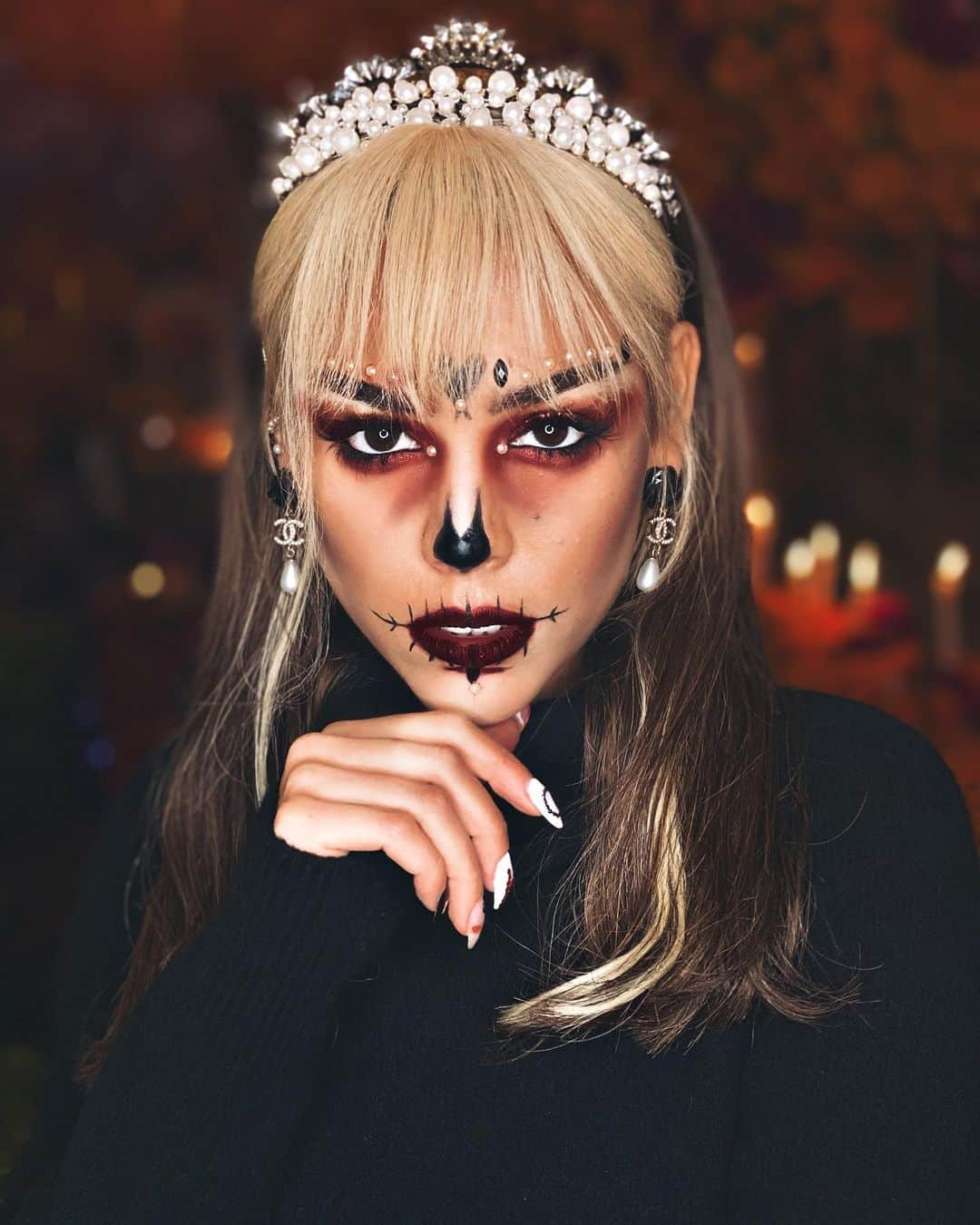 Danna Paolaのインスタグラム：「Feliz Día de muertos 🌼🥀🖤 definitivamente es uno de mis días favoritos de todos... el festejar la vida y su ciclo, recordar a todos esos que ya no están y nos acompañan en alma celebrando su tiempo en vida...  entre flores nos reciben y entre ellas nos despiden 🙏🏼🌹🎃 #diademuertos」