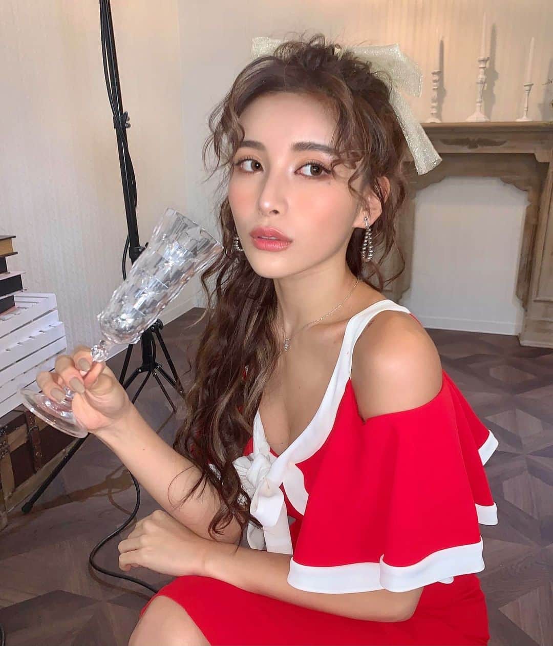 CYBERJAPAN Staffのインスタグラム：「ハロウィン終わったらすぐクリスマス🎄　 @haru_1111  可愛い  @cjd_mirin  ちゃんも最高😍 もぉXmasだねー🎄✨ #ヘアメイク #メイク #韓国風ヘア  #韓国メイク #ハーフアップ #クリスマス #ドレス #赤ドレス #イメージ撮影 #christmascostume #cyberjapan #サイバージャパン」