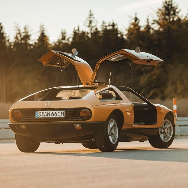 メルセデス・ベンツさんのインスタグラム写真 - (メルセデス・ベンツInstagram)「Autumn is in the air! 🍁🍂🌞 The experimental vehicle C 111-II is one of our legendary dream cars from 134 years of automotive history. Its wedge-shaped silhouette contains visionary technology: A Wankel engine and a body made of ultra-modern materials.   via @mercedesbenzmuseum   #MBclassic #C111 #legendary #experimentalcar #gullwing #MercedesBenz #mercedesbenzclassic #ClassicCar #Car #Carsofinstagram #InstaCar #DreamCar #MBCar #Classic #daimler #photography #backinthedays #thebestornothing  📸 by @philipprupprecht」11月3日 12時00分 - mercedesbenz