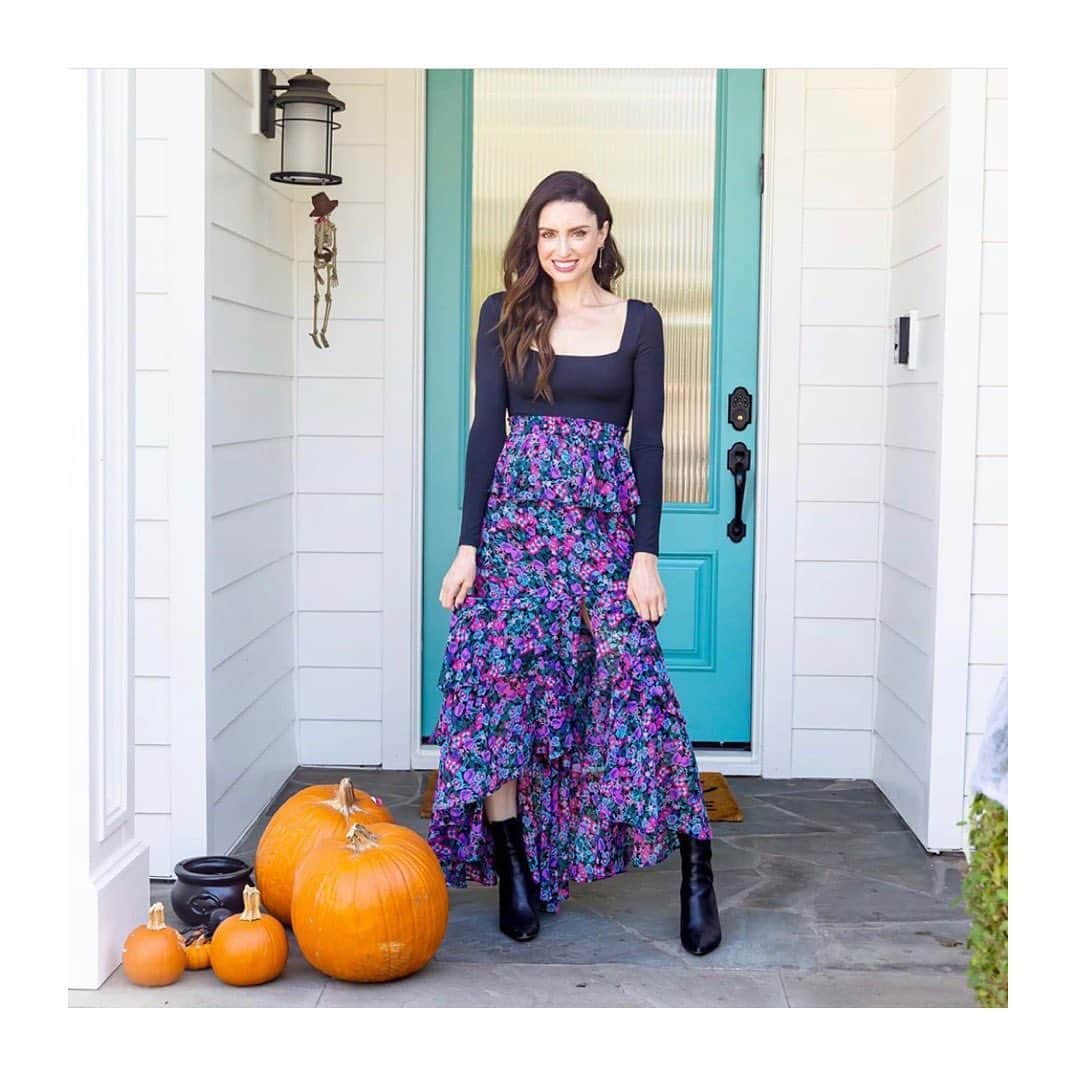 ティーバッグスのインスタグラム：「Festive mama ✨ The oh-so talented @gutstadt looking beautiful in our Lucia skirt. Tap through today’s story for our favorite #MISAmuse looks of the week. #MISAworld」