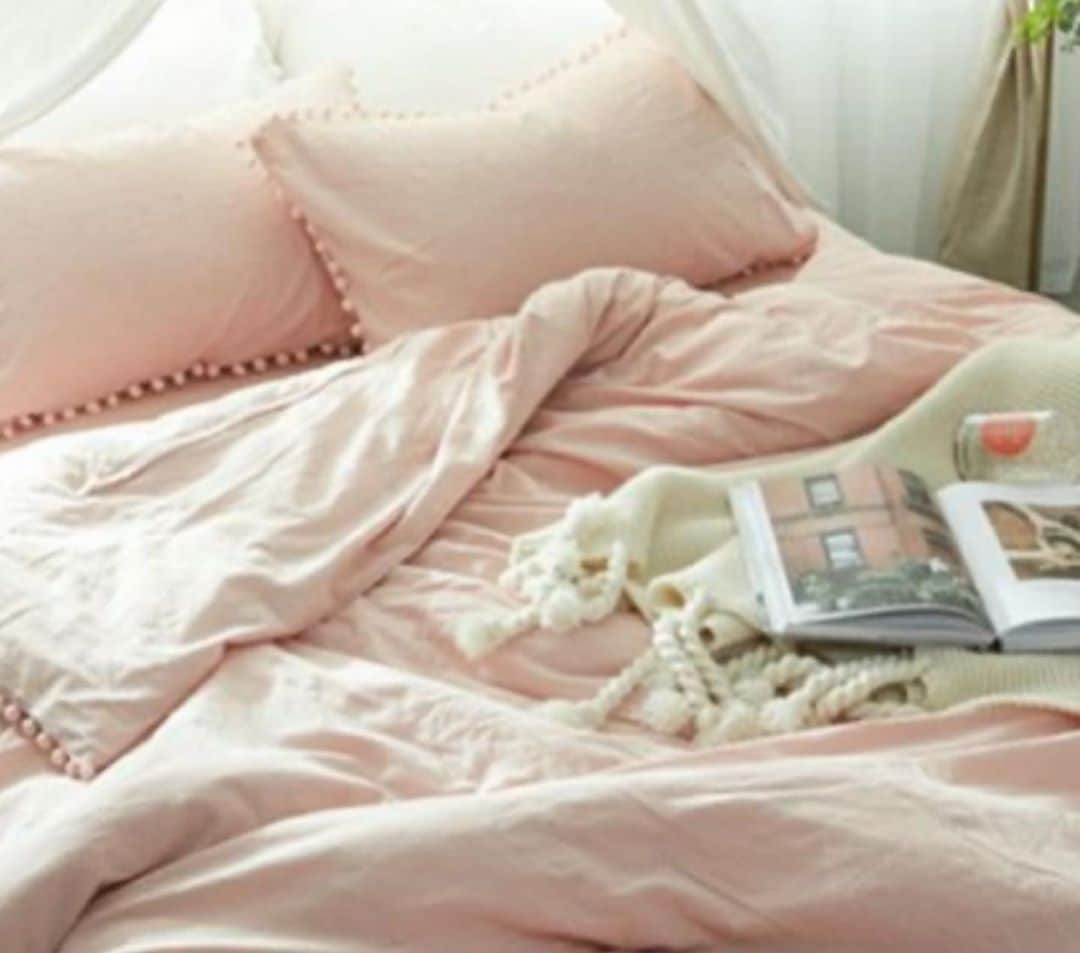 加藤里奈さんのインスタグラム写真 - (加藤里奈Instagram)「⋆ @belle__lingerie の 寝具セット🤍 ⋆ 薄ピンク色&ぽつぽつデザインが可愛くてお気に入り〜 新しくゲットした、@brainsleep_ltd の枕に カバーをつけて使ってるよ🤍 ⋆ 自分の頭の形に合わせて 枕の形が変わるの！ 高さや硬さも、面によって違うから 自分好みの枕に変えれるよ✌︎ ⋆ #ootd #fashion #instafood #instagram #instalike  #hairstyle #outfit #code #coordinate #style #stylepoint #instafashion #instagood #instalike #ファッション #撮影 #ヘアアレンジ #ヘアスタイル #アレンジスタイル #ヘア #かとこ #コーディネート #コーデ #かとこーで #今日の服 #bellelingerie #寝具セット #枕 #ブレインスリープ  #ブレインスリープピロー #brainsleeppillow」11月3日 12時06分 - katoco0326