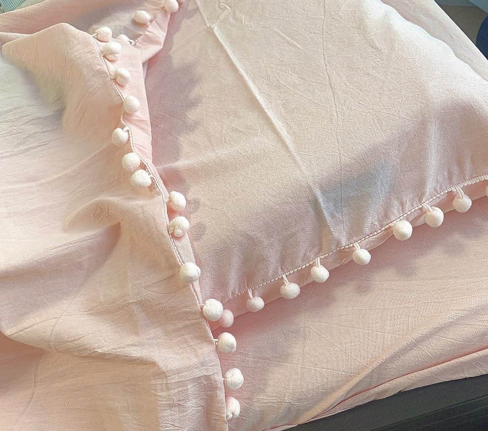 加藤里奈さんのインスタグラム写真 - (加藤里奈Instagram)「⋆ @belle__lingerie の 寝具セット🤍 ⋆ 薄ピンク色&ぽつぽつデザインが可愛くてお気に入り〜 新しくゲットした、@brainsleep_ltd の枕に カバーをつけて使ってるよ🤍 ⋆ 自分の頭の形に合わせて 枕の形が変わるの！ 高さや硬さも、面によって違うから 自分好みの枕に変えれるよ✌︎ ⋆ #ootd #fashion #instafood #instagram #instalike  #hairstyle #outfit #code #coordinate #style #stylepoint #instafashion #instagood #instalike #ファッション #撮影 #ヘアアレンジ #ヘアスタイル #アレンジスタイル #ヘア #かとこ #コーディネート #コーデ #かとこーで #今日の服 #bellelingerie #寝具セット #枕 #ブレインスリープ  #ブレインスリープピロー #brainsleeppillow」11月3日 12時06分 - katoco0326