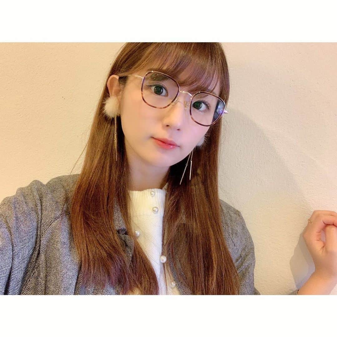 長谷川かすみのインスタグラム：「2020年1月、舞台にダブル主演の一人として立たせていただけることになりました！  舞台「女王輪舞」  作・演出：吉田武寛（LIPS*S／ILLUMINUS） 日時：2021年1月27日(水)～31日(日) 会場：六行会ホール 主演：生田輝　長谷川かすみ  https://www.jouou-rinbu.net/  約1年ぶりの舞台。 今までヒロインとして舞台に立たせてもらったことはありますが、主演というのは初めてです。 ヒロインとはまた違った責任感を感じます。 もう1人の主演の生田輝さんとは、webドラマの喫茶ライフでも相方役でした。一緒にお芝居していて楽しい方です。 出演者の中には今までお会いした事のある人もちらほら。嬉しいな。 みんなで最高の舞台を作り上げたいと思います。  詳細はまた追ってお知らせしますね！  #女王ステ #舞台出演  #メガネ女子 #スクエアメガネ」