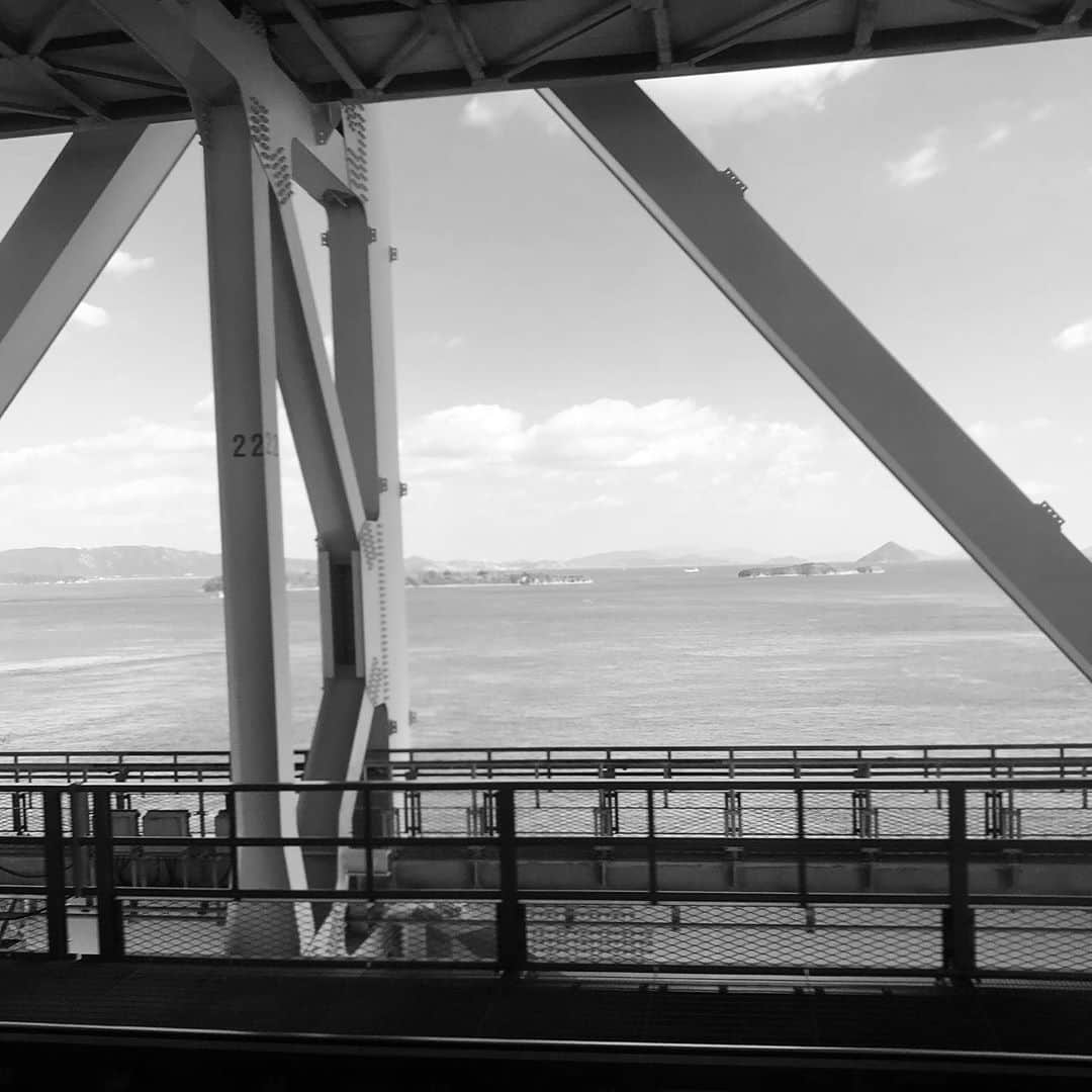 平山智加のインスタグラム：「・ ・ 電車からの眺め ・ ・ #瀬戸大橋 #いつも眺めてる素敵な風景 #この仕事だからこそ  #この風景を楽しめる #海に癒されて  #頑張る源です  #子供達とのバイバイ #本当に辛い  #仕事モードに切り替え  #行ってきます  #平山智加  #ボートレース」