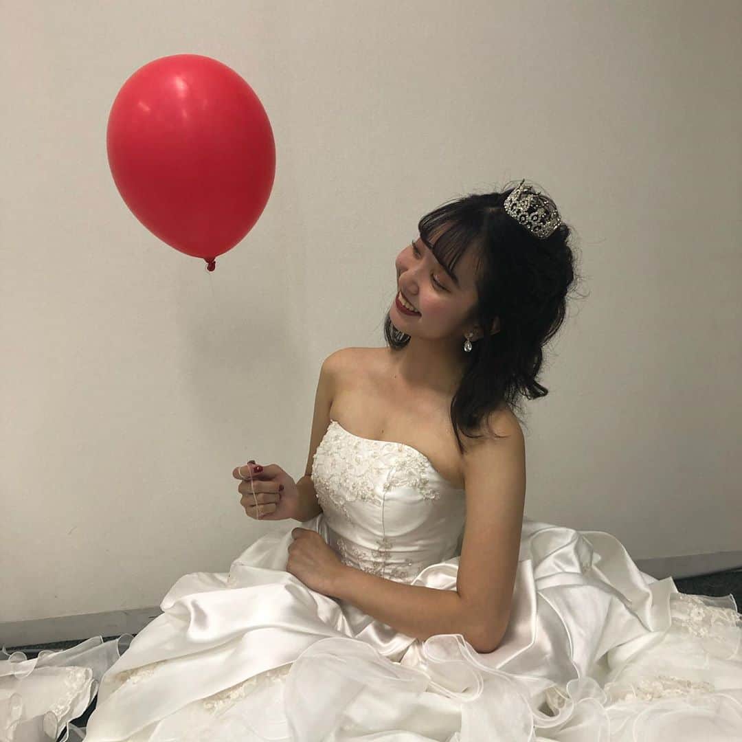 竹村夏音のインスタグラム：「約4ヶ月間本当にありがとうございました。この4ヶ月は本当に沢山笑って、悩んで、泣いて、支えられて、自分の中で物凄く濃い4ヶ月でした。  ミスコンに挑戦するまで、こんなに誰かに応援された事がなかったので嬉しい半面、応援に答えられるか不安で悩んだ時もありました。初めての配信、SNS更新、自分らしくやりたいけど自分を見失ったり、数に囚われたり、本当に難しかっです。でも沢山の人の支えで最後まで諦めずに来れました。  正直に言うとグランプリ獲ることが出来なくて悔しいです。本番1週間前、私は頑張ったのかな。やり切れたかな。って考えると自分の中では頑張った！やり切った！って思わなかった自分がいました。元々何か結果とか目に見えなきゃ頑張った！！やり切った！！って思わないタイプだけど、もっとこうやって出来たんじゃないのかなって思っちゃいました。この4ヶ月毎日毎日精一杯やってたって日々思ってたけど、振り返るともっと出来たんじゃないかって考えてしまいました。心からやり切った！頑張った！って思えたらまた違ったのかな😌このミスコンを通して改めて自分を知ることができました。この悔しさをバネにこれからもっと頑張っていきたいです！！  そして良きライバルであり最高の仲間、支えてくれて応援してくれるファンの皆様、スタッフの皆様に出会えました。素敵な出会いに感謝。ありがとうございました。 素敵な人達に出会えて私は本当に本当に幸せ者です。沢山いる中私を見つけてくれて応援してくれて本当に本当にありがとうございました♡ 初めてのミクチャ配信だったけど、私の枠はいっつも暖かくて優しくてとっても楽しかった🥰辛いこともあったけどそれ以上にみなさんが本当に優しくて、誰か1人に元気を、勇気を与える存在になりたかったけど、私の方が沢山みんなに与えてもらいました。  沢山伝えたいことがあって上手く言葉にできないけど最後まで本当に本当にありがとうございました。ミスコンに挑戦してよかったって心から思ってます😌まだまだここからがスタートだと思ってます！これから自分の夢ややりたいことに向かってもっともっと努力して、頑張っていきます！！！ これからも変わらず私に付いてきてくれると嬉しいです☁️♡  長いようで短かった4ヶ月！貴重な経験を与えてくれて本当に本当にありがとうございました。 心から感謝します。ありがとう。 そして大好きです🐻♡  ミス桜美林大学エントリーNo.5 竹村夏音」
