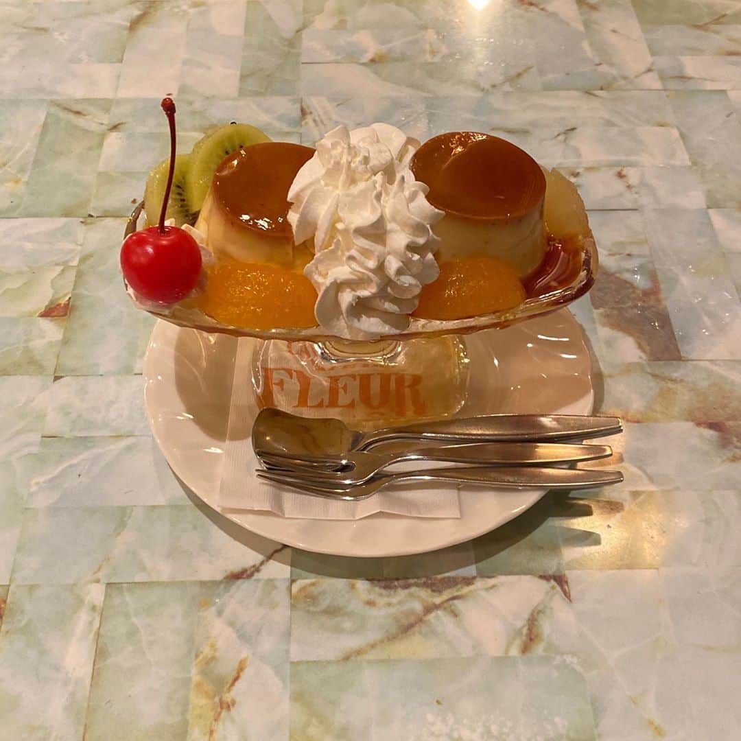 谷口萌衣子のインスタグラム：「長岡京にある喫茶店☕️  テンション上がってご飯ちょっと欲張りすぎた😹♡  #京都喫茶店 #純喫茶 #喫茶店巡り  #フルール #プリンアラモード」