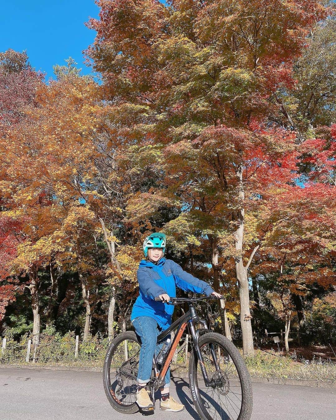 来栖あこさんのインスタグラム写真 - (来栖あこInstagram)「🚵‍♀️☀️ @bonvelo_mt.fuji で自転車をかりて サイクリングしてきたよぉ🌈🌈 . 天気も良くて、富士山きれいだった🗻♥️ 普通の自転車よりタイヤが太くて 山道をぐんぐん😳😳😳 初めての体験ですごく楽しかった💕 . 山梨のYouTuberさんもきてて そのうちYouTubeでるよ👀❣️w @asahimaru017  . #BonVelo #富士山アクティビティ #マイクロツーリズム #サイクリング #レンタサイクル #山梨旅行 #3密回避 #ChusmaWOMANS #pr #トリドリベース」11月3日 12時28分 - akopai.081