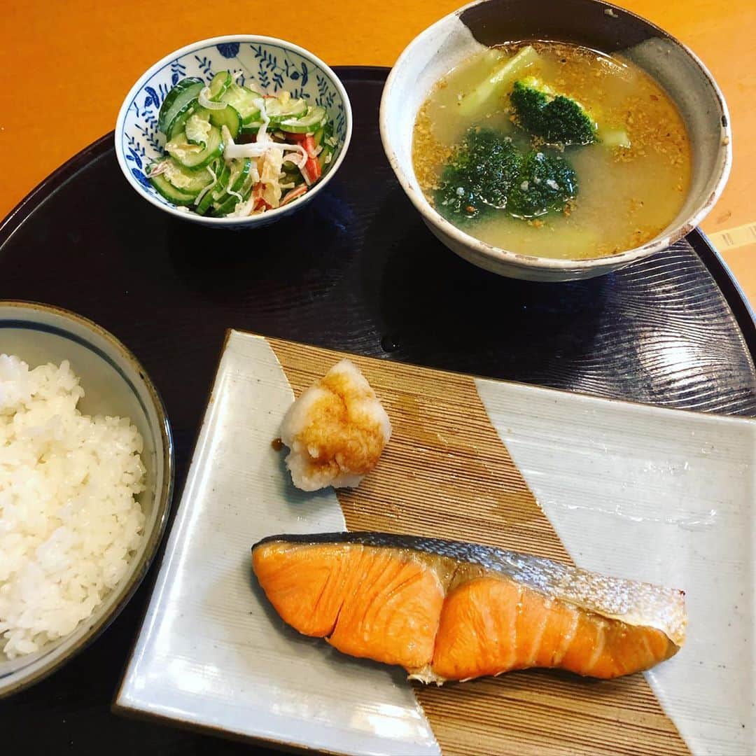 大和田獏さんのインスタグラム写真 - (大和田獏Instagram)「初めてブロッコリーの味噌汁作りました。意外といける！すりごまと胡麻油を加えて❗️ #ブロッコリー#胡麻」11月3日 12時27分 - bakuowada