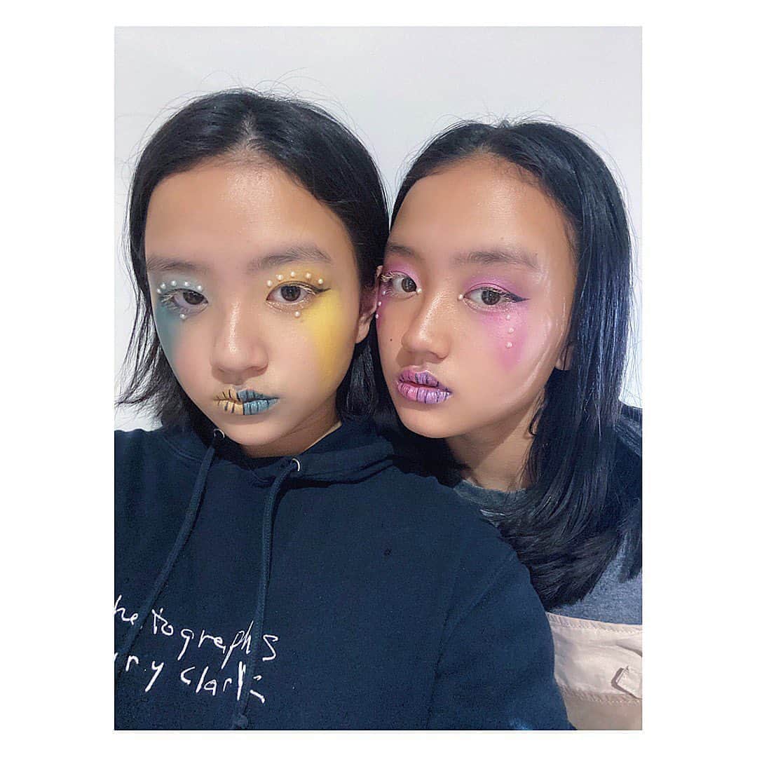 のインスタグラム：「Halloween🎃  入ってこないで〜！ って2人で部屋にこもって3時間w  ダイソーで買ってきたメイクグッズで💄 TikTok見ながらやったらしい〜  楽しそうでなにより🤣  #halloween #makeup #twins #双子 #14歳 #意外に完成度高め😂」