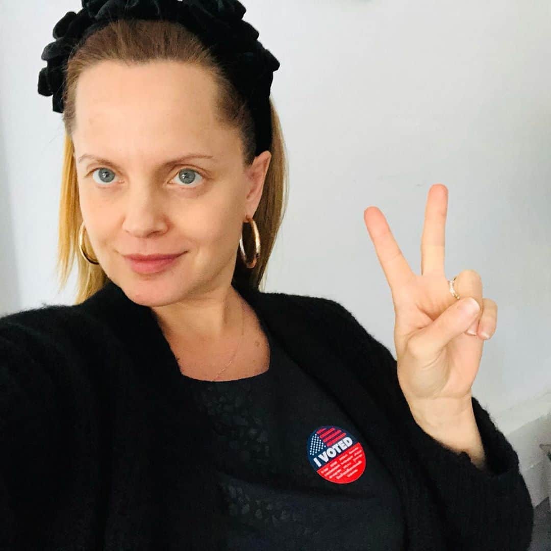 ミーナ・スヴァーリのインスタグラム：「Grateful to have this opportunity ✨ Now, go out and exercise yours!  #Vote2020 ✌🏼」