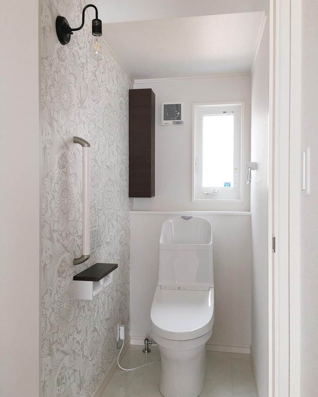 朝日住宅株式会社さんのインスタグラム写真 朝日住宅株式会社instagram トイレ グレーの花柄 の壁紙とアンティーク風ブラケットライトで 上品で明るいトイレになりました 朝日住宅 住宅 トイレ インテリア マイホーム アクセントクロスグレー 家づくり