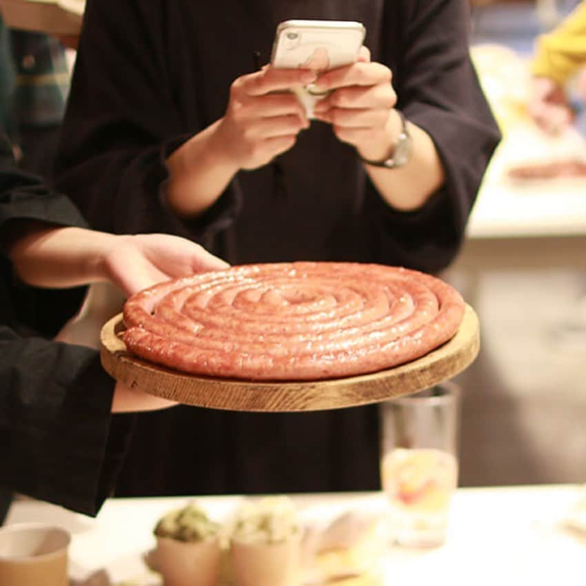 手紙社さんのインスタグラム写真 - (手紙社Instagram)「【成城・城田工房　味も存在感も抜群のソーセージ"うずまきちゃん"が買えます！】 手紙社のイベント・東京蚤の市やもみじ市でも大人気のソーセージ、成城・城田工房さんの"うずまきちゃん"。オンラインショップでは、うずまきちゃんをはじめ11種のハム&ソーセージの中からお好みの4点を自由にお選びいただき、あなた好みのセットでお届けしています！  群馬県の農場でのびのび育った国産の豚肉を使い、その時々のお肉の状態に合わせて水や調味料の配合を変えて作られているというソーセージは、手紙舎のカフェやブルワリーの定番メニュー・ナポリタンにも使われています。寒い季節には、ポトフや鍋に入れて味わうのもおすすめです。  大人数で楽しめる「特大うずまきちゃん」や、セット商品をさらに美味しく楽しめるレシピカードもご用意していますので、ぜひチェックしてみてくださいね。また、別住所への配送も承っていますので、離れたところに暮らす友人や親戚、お世話になっている人への贈り物にも人気です。  ＊ただいまのご注文は11/11（水）受注〆切、11/12（木）〜11/18（水）頃発送となります  ◎商品が気になる方は instagramのアプリケーションからご覧の方は、 @tegamisha_onlineshop の投稿、またはプロフィールのショップボタンからも商品をご覧いただけますよ  #手紙社 #手紙舎 #tegamisha #手紙社オンラインショップ #オンラインショップ #手紙社オンラインショップで買えます #成城城田工房 #ソーセージ #ハム #自家製パストラミ」11月3日 12時25分 - tegamisha