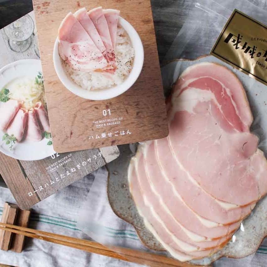 手紙社さんのインスタグラム写真 - (手紙社Instagram)「【成城・城田工房　味も存在感も抜群のソーセージ"うずまきちゃん"が買えます！】 手紙社のイベント・東京蚤の市やもみじ市でも大人気のソーセージ、成城・城田工房さんの"うずまきちゃん"。オンラインショップでは、うずまきちゃんをはじめ11種のハム&ソーセージの中からお好みの4点を自由にお選びいただき、あなた好みのセットでお届けしています！  群馬県の農場でのびのび育った国産の豚肉を使い、その時々のお肉の状態に合わせて水や調味料の配合を変えて作られているというソーセージは、手紙舎のカフェやブルワリーの定番メニュー・ナポリタンにも使われています。寒い季節には、ポトフや鍋に入れて味わうのもおすすめです。  大人数で楽しめる「特大うずまきちゃん」や、セット商品をさらに美味しく楽しめるレシピカードもご用意していますので、ぜひチェックしてみてくださいね。また、別住所への配送も承っていますので、離れたところに暮らす友人や親戚、お世話になっている人への贈り物にも人気です。  ＊ただいまのご注文は11/11（水）受注〆切、11/12（木）〜11/18（水）頃発送となります  ◎商品が気になる方は instagramのアプリケーションからご覧の方は、 @tegamisha_onlineshop の投稿、またはプロフィールのショップボタンからも商品をご覧いただけますよ  #手紙社 #手紙舎 #tegamisha #手紙社オンラインショップ #オンラインショップ #手紙社オンラインショップで買えます #成城城田工房 #ソーセージ #ハム #自家製パストラミ」11月3日 12時25分 - tegamisha