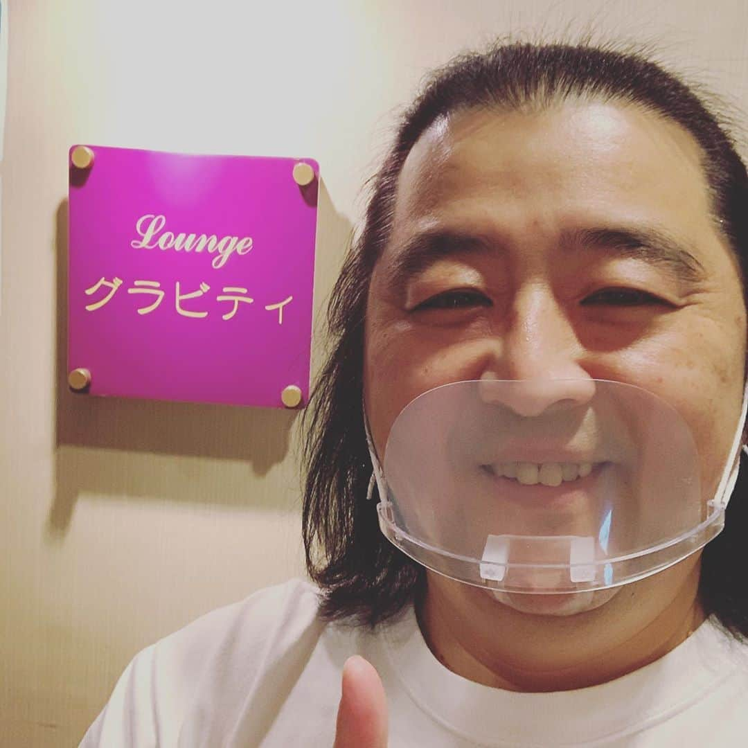 長州小力さんのインスタグラム写真 - (長州小力Instagram)「ハロウィンに千葉のラウンジで1日店長をさせて貰いました✨ネタやったり歌ったり楽しかったなぁ😊✌️  ＃長州小力#お笑い芸人#西口プロレス#ものまね#長州力#ハロウィン#1日#店長#第二弾#千葉#ラウンジ#グラビティ#ネタ#カラオケ」11月3日 12時29分 - koriking1972