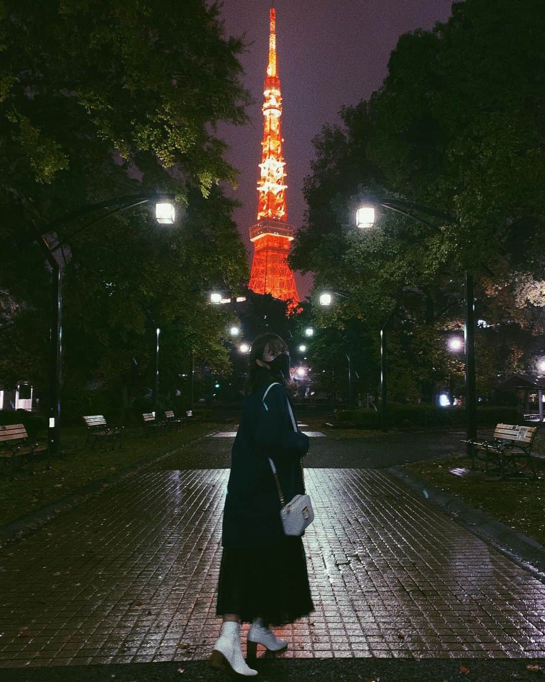 澤田桃佳のインスタグラム：「🗼☂️ 東京タワーを見るといつもテンション上がる！！！ステキ . . . . . . 　#東京タワー　#tokyotower #雨の日コーデ #雨 #Night #お散歩 #芝公園」