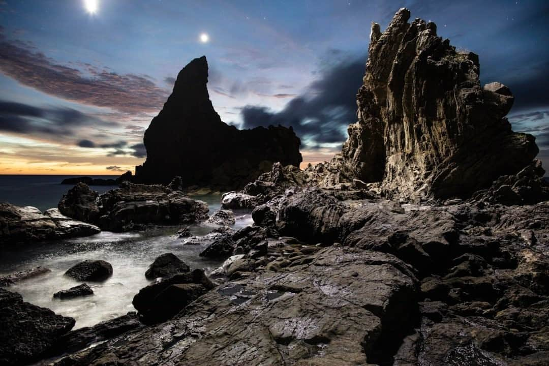 National Geographic Travelさんのインスタグラム写真 - (National Geographic TravelInstagram)「Photo by @joshuacogan / Off the coast of Playa Maderas in Nicaragua, giant spires of rock rise out of the sea among black sand beaches. The characteristics of erosion of these lava flows are incredibly unique but challenging to photograph. To get this image I had to time low tides with sunsets and be sure I was paying attention to when the tide started turning. To see more images of Nicaragua, follow me @joshuacogan. #Nicaragua」11月3日 12時34分 - natgeotravel