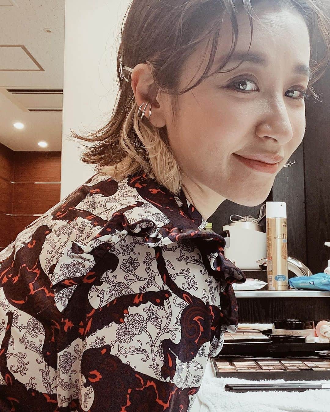 鈴木紗理奈さんのインスタグラム写真 鈴木紗理奈instagram わたしが制作した 今年のトレンド 3連のイヤカフ 使い勝手めっちゃいい 絶賛発売中やで アクセはすぐ売り切れちゃうから お早めにどうぞ Web Storeはトップ画面から飛べます ストーリーからも