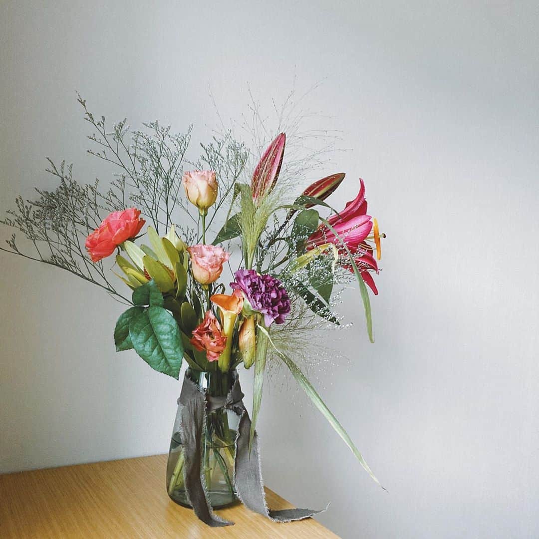 小林ようさんのインスタグラム写真 - (小林ようInstagram)「お花の知識が乏しすぎて球根用の花瓶を買ってしまった☺️ #💐💐💐 . #flowers #bouquet #flowervase #myroom #お花 #花瓶 #花束」11月3日 12時37分 - yoco12