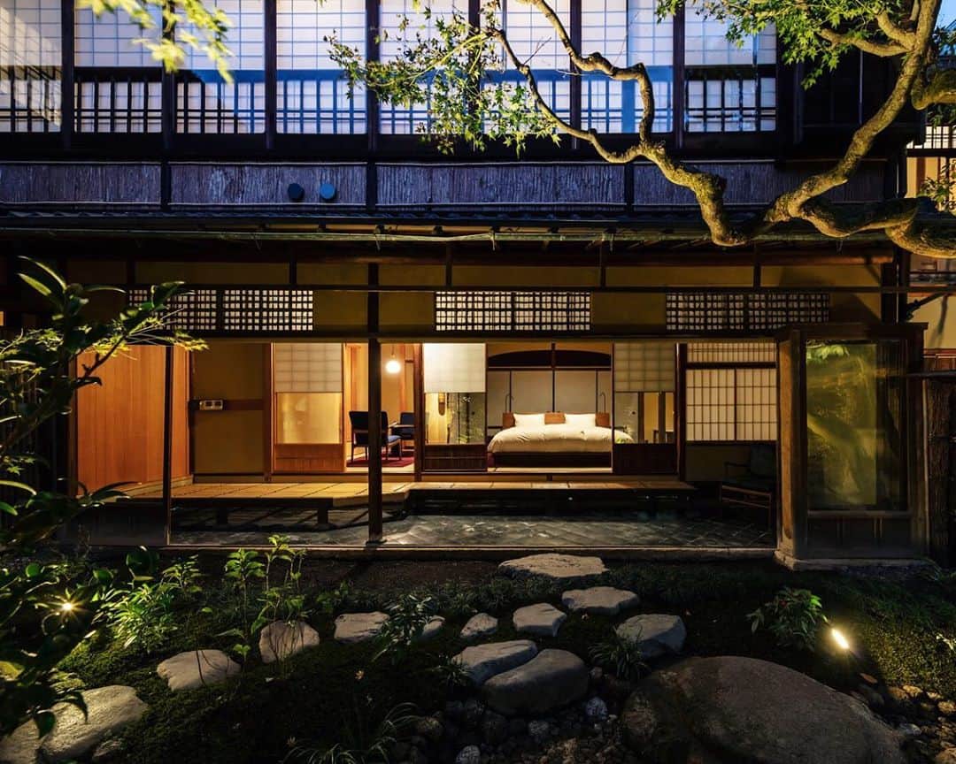 JAPAN TRIP 大人旅〜厳選の宿〜のインスタグラム：「． 🗾京都／祇園 📷Luxury hotel Sowaka @sowaka.hotel   #京都  #祇園 #sowaka  #大人旅_厳選の宿 #大人旅jp #そうだ旅に出よう #旅行 #旅館 #露天風呂 #露天風呂付き客室 #数奇屋建築 #ガーデンビュー #ラグジュアリー #ホテル #大人旅 #国内旅行 #旅行好きな人と繋がりたい #旅行に行きたい #withコロナ #gototravel #otonatabi #japantrip #japantravel #trip #travel #ryokan #luxury #hotel #kyoto #gion」