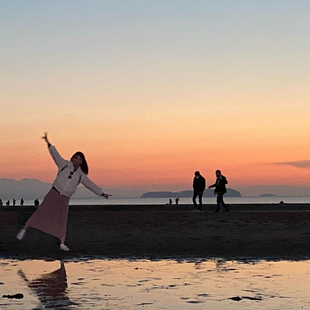 白石小百合さんのインスタグラム写真 - (白石小百合Instagram)「. The sunset of the full moon is setting...🥰 #chichibugahama #kagawa #sunset #beautiful #japan #liveperformance #tetsuyakomuro #artfestival #kickoff」11月3日 12時43分 - sayurishirais