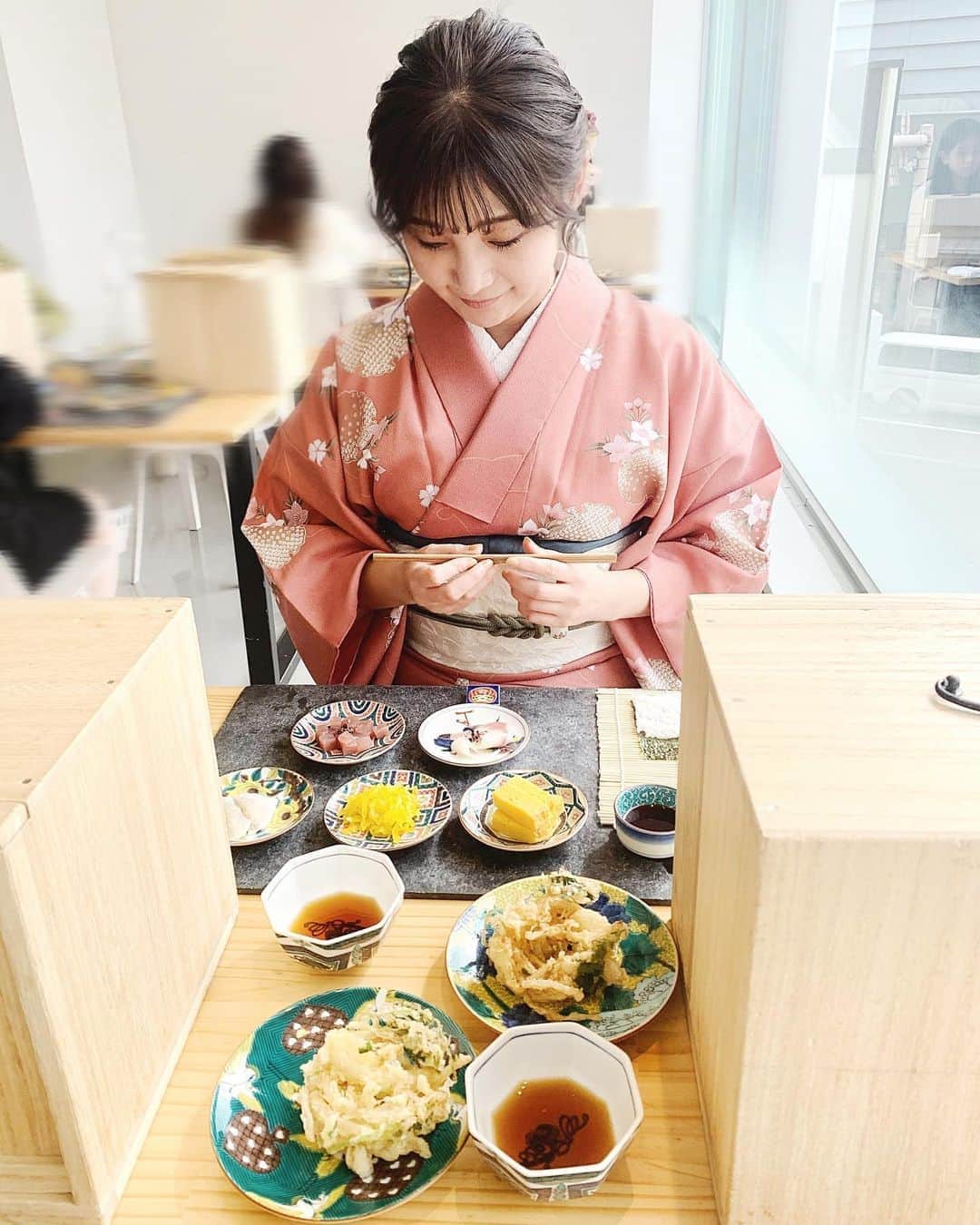 畑中奈緒美さんのインスタグラム写真 - (畑中奈緒美Instagram)「・ @coilofficial 🍣・ ・ ・ 自分で好きな具材を選んで、オリジナルの細巻き寿司を自分で巻いて食べる体験型レストラン😋 お茶や和菓子もあって、落ち着いた雰囲気のスタイリッシュな店内で和を感じました🌿 日本人の私でも楽しかったから海外の友達連れて行ったらすごく喜んでくれそう🍣🍵 Vlog編集中なので、仕上がったらYouTubeにアップします💚・ ・ ・ #coil #sushi #kanazawa #trip #japan #コイル #金沢 #金沢旅行 #寿司 #細巻き寿司 #旅 #旅行 #女子旅 #体験型レストラン」11月3日 12時48分 - hatanaka_naomi