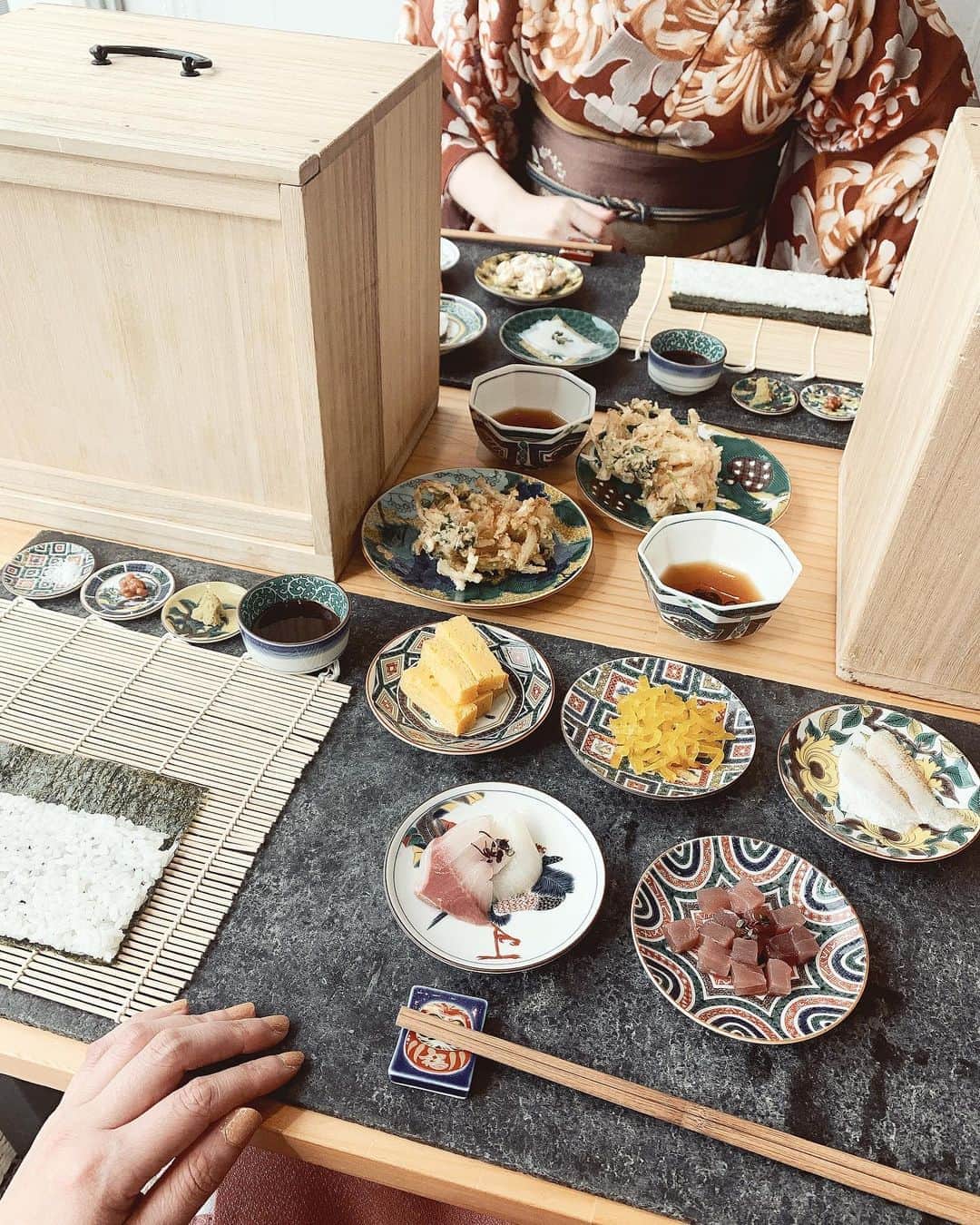 畑中奈緒美さんのインスタグラム写真 - (畑中奈緒美Instagram)「・ @coilofficial 🍣・ ・ ・ 自分で好きな具材を選んで、オリジナルの細巻き寿司を自分で巻いて食べる体験型レストラン😋 お茶や和菓子もあって、落ち着いた雰囲気のスタイリッシュな店内で和を感じました🌿 日本人の私でも楽しかったから海外の友達連れて行ったらすごく喜んでくれそう🍣🍵 Vlog編集中なので、仕上がったらYouTubeにアップします💚・ ・ ・ #coil #sushi #kanazawa #trip #japan #コイル #金沢 #金沢旅行 #寿司 #細巻き寿司 #旅 #旅行 #女子旅 #体験型レストラン」11月3日 12時48分 - hatanaka_naomi