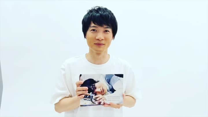 神木隆之介のインスタグラム：「\本日マデ！📢/  蜷川実花さん撮影・神木隆之介2021年カレンダーを、本日23:59までにご予約された方から抽選で25名へ、お客様のお名前＆神木のサインを入れてお届け！ ・ 毎ページ毎ページ、本当に素晴らしい世界観が広がっていて、皆様の生活にも素敵な彩りを添える1冊になっているかなと思います😊 ・ ぜひお見逃しなく！ ・ ご購入は【アスマート】から👜 ・ #神木隆之介 #神木25周年 #蜷川実花 さん #カレンダー」