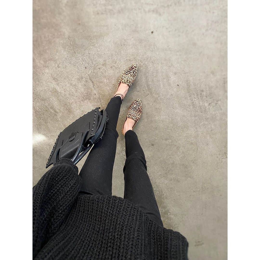 小林有里さんのインスタグラム写真 - (小林有里Instagram)「♡ 最近よく履いてる スキニーと靴♡ . . 🐆は @rockport_jp ♡ . . 増える一方だな🐆🐆🐆 . . . 好きなスタイルは 大きく変わらないから 何年経っても"好き"♡ . #だからいっか♡ . . スキニーは @reedit_official ！ . . #fashion#kobafashion #simple#black  #大人カジュアル」11月3日 12時49分 - lilyshandmade