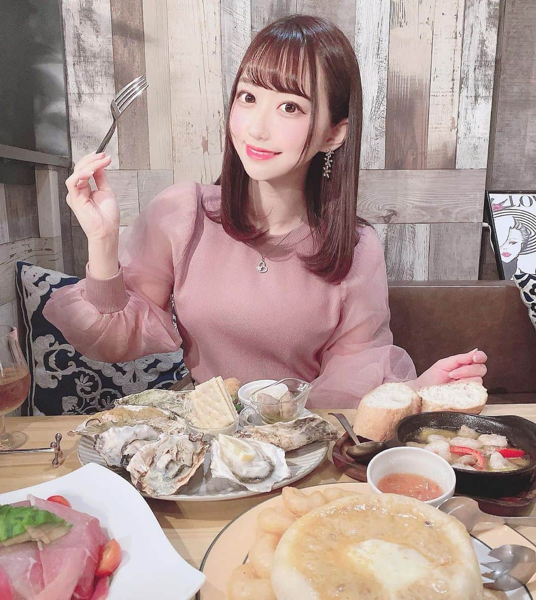 MI-MIさんのインスタグラム写真 - (MI-MIInstagram)「新宿にある @umibal.shinjuku へ❤︎  特に牡蠣の9種盛りシカゴピザが お店のおすすめみたいで食べたよ〜🐱 牡蠣もシカゴピザも大好きだし すごく美味しかった〜〜  お友達とのサク飯や デート中とかのご飯としても おすすめだよ〜〜👼  気になる方は ぜひ行ってみてください❤︎  #UMIバル #pr #新宿グルメ #新宿ディナー #東京グルメ #東京ディナー #東京イタリアン #魚介イタリアンumiバル新宿店 #トリドリベース #魚介イタリアン #東京ランチ #新宿ランチ #牡蠣 #生牡蠣 #カキフライ #シカゴピザ」11月3日 12時50分 - mii__mi.chan