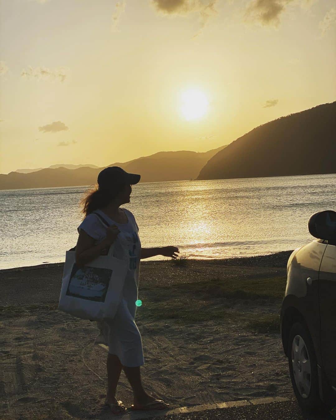 三谷晶子のインスタグラム：「毎日が美しい日。  Every day is a beautiful day.  #加計呂麻島　 #kakeromaisland #sea #ocean #sunset #beachlife」