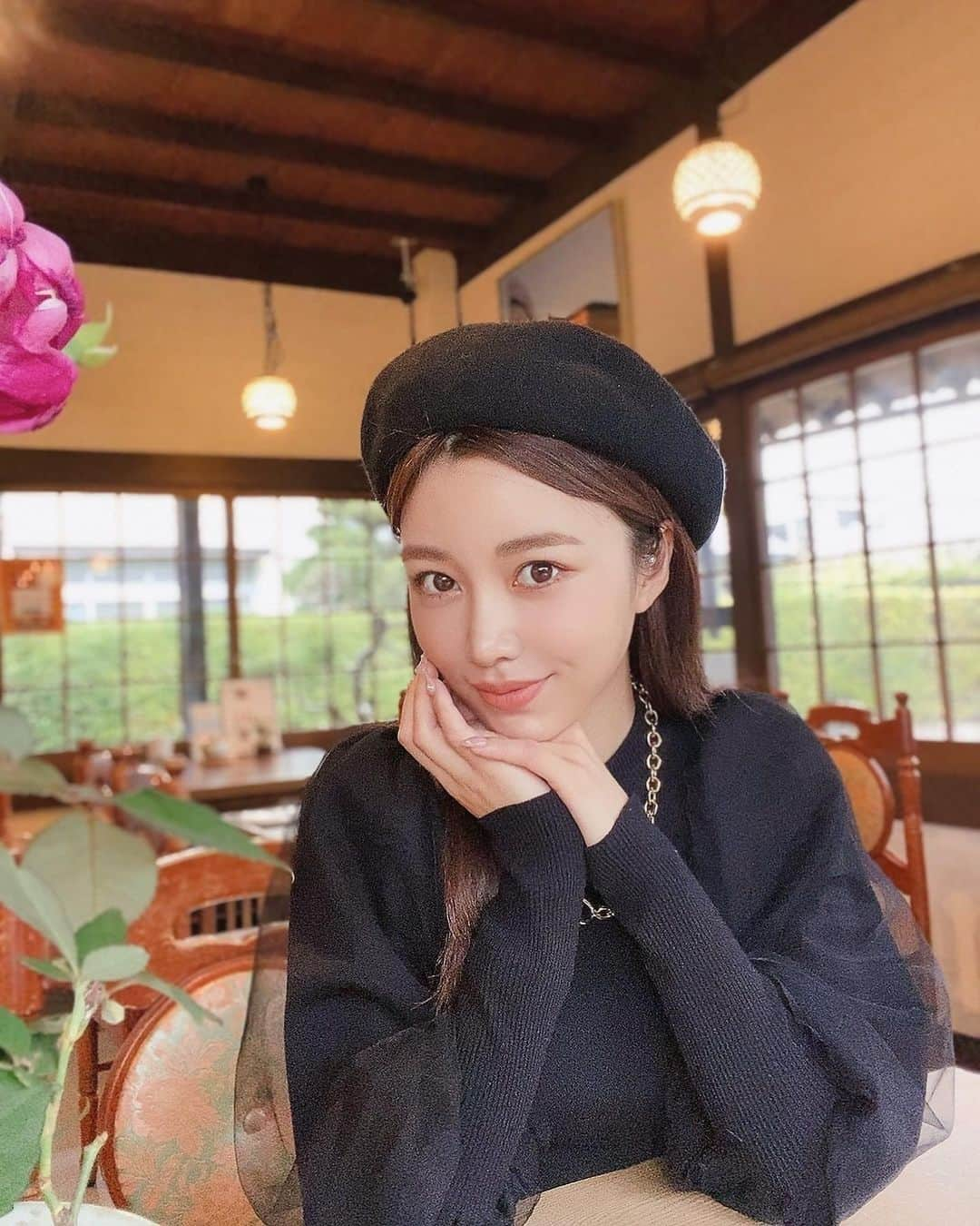 梯真奈美さんのインスタグラム写真 - (梯真奈美Instagram)「昨日から萩に来てるよ♡ とっても古風なカフェで、美味しい抹茶オレと甘いもの頂きました🙏♡ この黒蜜きなこアイスがめちゃくちゃ美味しかった！🍨 萩焼きも販売してたからここのお店でさっそく素敵な🍵買っちゃいました。 いつも温泉地来るたび萩焼き買って帰るの♡  こっち来る前は、帰省したら必ず食べる牛骨ラーメン食べてきたよ🍜 昔から変わらず中盛りの1.5玉。 ペロリ🤣 それくらい美味しいんよ〜♡  #山口県」11月3日 12時52分 - official_manami