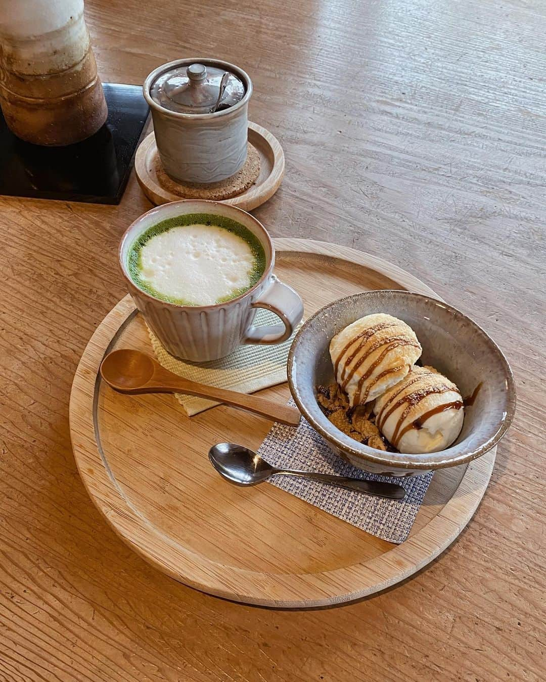 梯真奈美さんのインスタグラム写真 - (梯真奈美Instagram)「昨日から萩に来てるよ♡ とっても古風なカフェで、美味しい抹茶オレと甘いもの頂きました🙏♡ この黒蜜きなこアイスがめちゃくちゃ美味しかった！🍨 萩焼きも販売してたからここのお店でさっそく素敵な🍵買っちゃいました。 いつも温泉地来るたび萩焼き買って帰るの♡  こっち来る前は、帰省したら必ず食べる牛骨ラーメン食べてきたよ🍜 昔から変わらず中盛りの1.5玉。 ペロリ🤣 それくらい美味しいんよ〜♡  #山口県」11月3日 12時52分 - official_manami