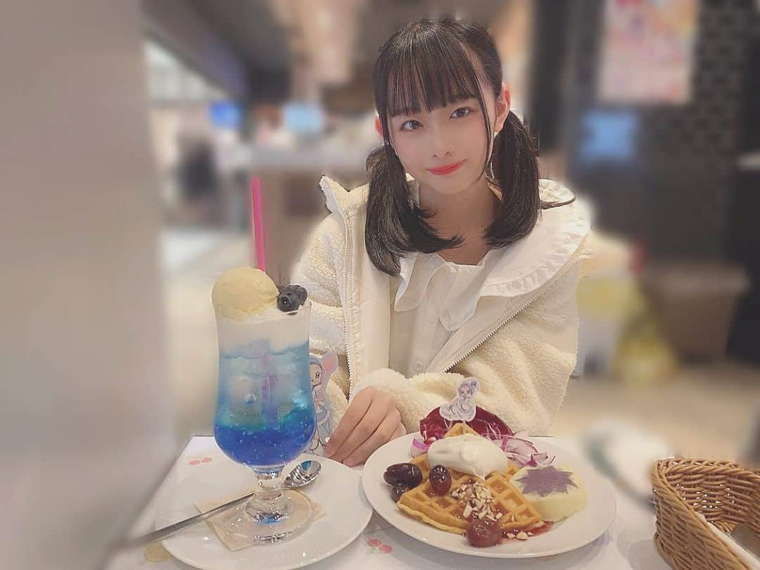 川嶋美晴のインスタグラム：「おジャ魔女どれみカフェに妹と行きました⸜❤︎⸝‍  妹がおジャ魔女どれみが好きで行きたい！って言われたので一緒にお出かけしました！  食べた全部のメニューが美味かった🥺  何より妹がずっと目をキラキラさせて喜んでくれたので良かったです♡  #おジャ魔女どれみカフェ #おジャ魔女どれみ  #ラシック」