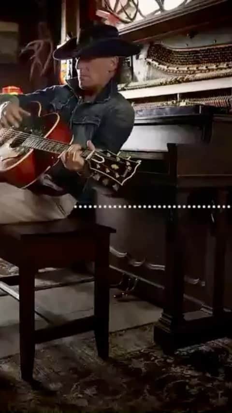 コリン・ハンクスのインスタグラム：「Written by Elayne Griffin Baker Read by @springsteen... “There’s no art in this White House. There’s no literature, no poetry, no music. There are no pets in this White House. No loyal man’s best friend, no Socks the family cat, no kids’ science fairs. No time when the president takes off his blue suit, red tie uniform and becomes human. Except when he puts on his white shirt and khaki pants uniform, and hides from the American people to play golf. There are no images of the first family enjoying themselves together in a moment of relaxation. No Obamas on the beach in Hawaii moments or Bushes fishing in Kennebunkport. No Reagans on horseback. No Kennedys playing touch football on the Cape. Where’d that country go? Where did all the fun, the joy, and the expression of love and happiness go? We used to be the country that did the ice bucket challenge and raised millions for charity. We used to have a president who calmed and soothed the nation instead of dividing it. And a first lady who planted a garden instead of ripping one out. We are rudderless and joyless. We have lost the cultural aspects of society that make America great. We have lost our mojo, our fun, our happiness, our cheering on of others, the shared experience of humanity that makes it all worth it. The challenges and the triumphs that we shared and celebrated, the unique can-do spirit that America has always been known for. We are lost. We’ve lost so much in so short a time. On November 3rd, vote them out.”」