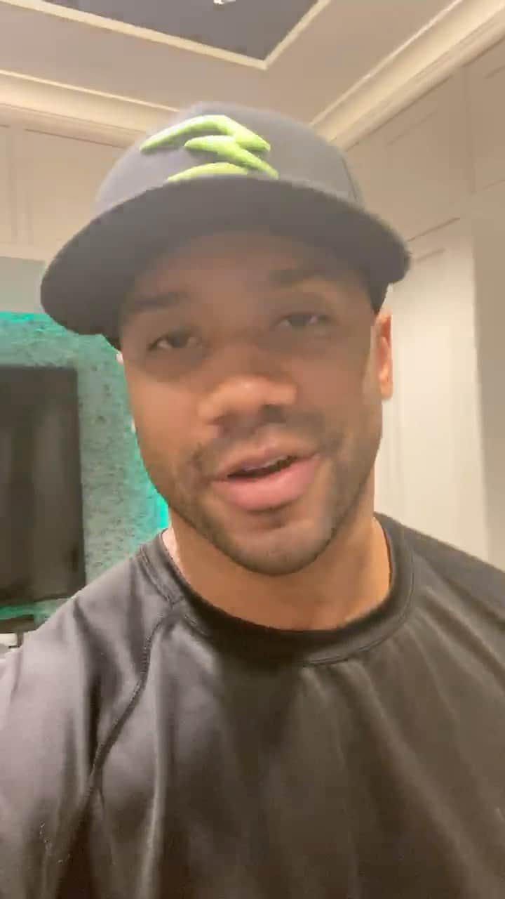 ラッセル・ウィルソンのインスタグラム：「Vote. Vote. #Vote ! @DangerTalk will be back next week!  #DangerTalk Sponsored by @draftkings」