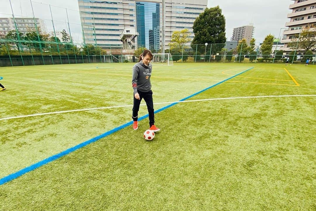 今井絵理子さんのインスタグラム写真 - (今井絵理子Instagram)「【しながわ手話でサッカー教室⚽️】  久々に芝生の上に立ち、爽やかな気分になった今日は、しながわ手話でサッカー教室&交流試合に参加させていただきました。  品川区は来年には手話言語条例が制定予定です。  スポーツを通じて、手話への理解が広がってくれたら嬉しいです😊  #品川区 #手話 #⚽️ #デフサッカー #石原宏高衆議院議員 #渡辺裕一品川区議会議長 #植松隼人デフサッカー日本代表監督 #今井絵理子 #2025年デフリンピック #日本開催を目指して🇯🇵 #活動」11月3日 13時04分 - erikoimai0922