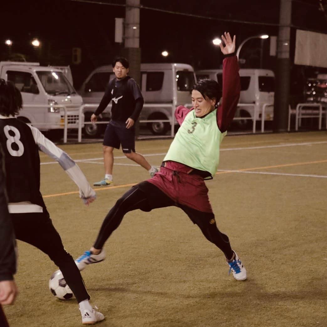 のインスタグラム：「どういうポーズ？？⚽️ ディフェンスしてるなら真面目な顔して！ ポーズ奪いたいならその左手抑えて！ 試合中に笑ってたら監督に怒られるよ？ 『総括』あぁぁぁ！サッカー楽しい⚽️⚽️」